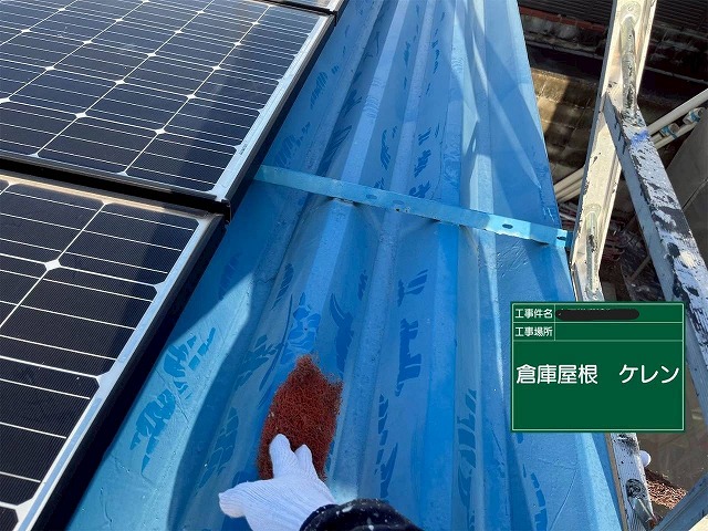 明石市　倉庫屋根のケレン作業